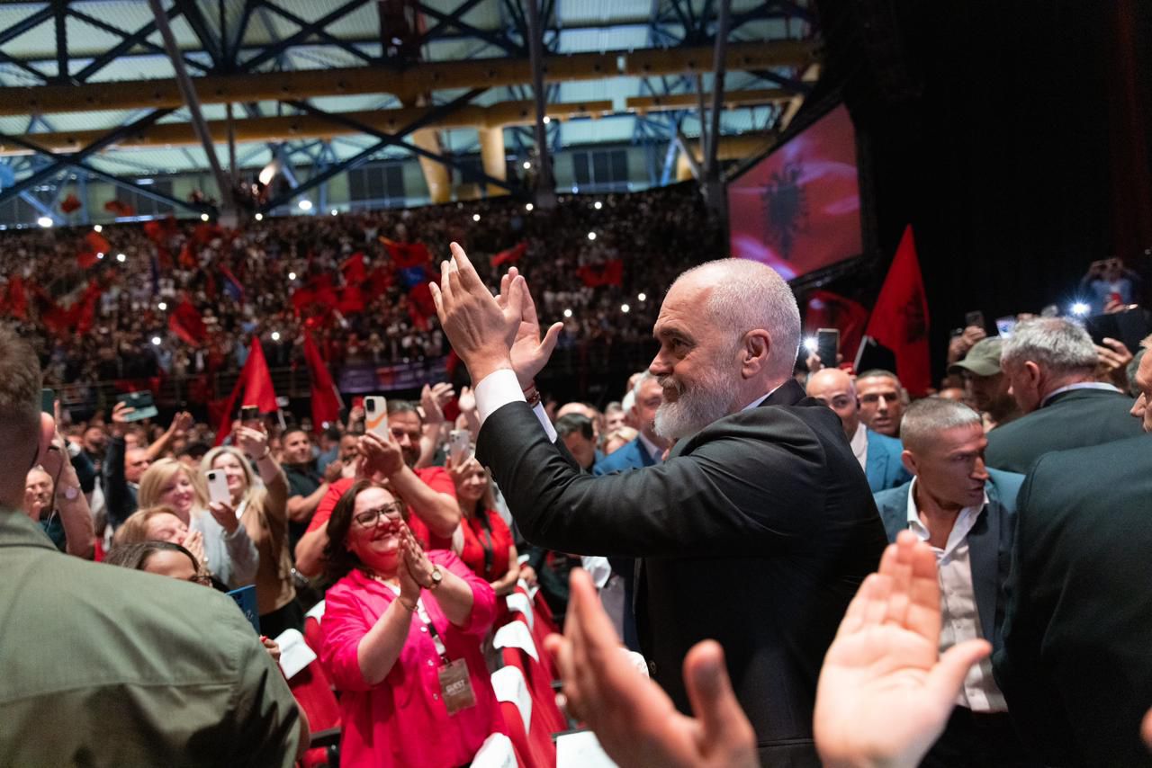 VIDEO/ Me flamujt kuq e zi në duar, mijëra shqiptarë presin Ramën në Londër VIDEO/ Me flamujt kuq e zi në duar, mijëra shqiptarë presin Ramën në Londër
