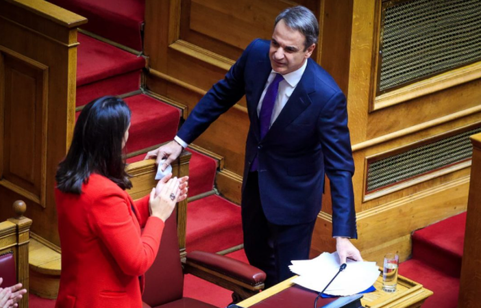 Ndërpret fjalimin në Kuvend, Mitsotakis largohet me nxitim nga foltorja për arsye shëndetësore Ndërpret fjalimin në Kuvend, Mitsotakis largohet me nxitim nga foltorja për arsye shëndetësore