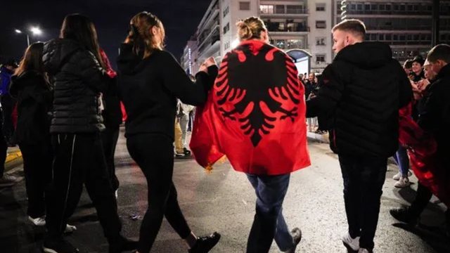 “Kanë vuajtur kaq gjatë dhe gjetën guximin të ngrenë flamurin këtu!” Akademikut grek: 28 Nëntori i shqiptarëve duhet të festohet zyrtarisht në Greqi “Kanë vuajtur kaq gjatë dhe gjetën guximin të ngrenë flamurin këtu!” Akademikut grek: 28 Nëntori i shqiptarëve duhet të festohet zyrtarisht në Greqi