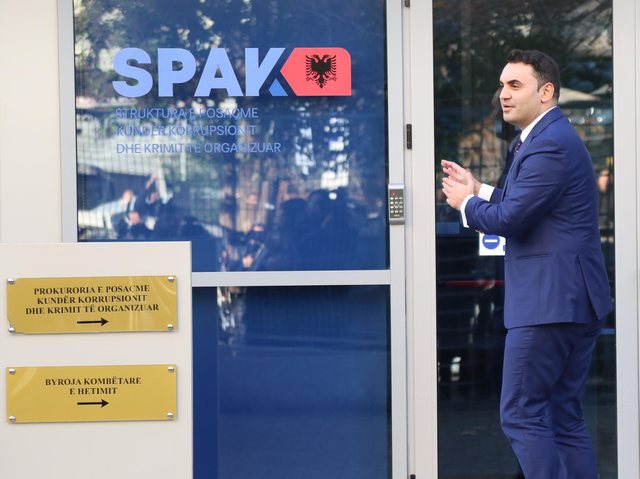 Zbulohet arsyeja pse u paraqit në SPAK Belind Këlliçi, akuzohet se ka falsifikuar diplomën e shkollës së mesme Zbulohet arsyeja pse u paraqit në SPAK Belind Këlliçi, akuzohet se ka falsifikuar diplomën e shkollës së mesme