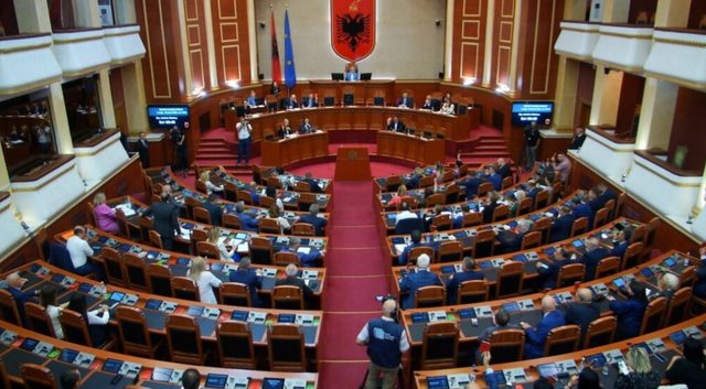 Sa paguhet deputeti në Shqipëri, të ardhurat mujore 4 mijë euro, gjysma shpërblime Sa paguhet deputeti në Shqipëri, të ardhurat mujore 4 mijë euro, gjysma shpërblime