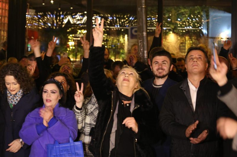 VIDEO/ Nostalgji për “Rrugën e shpresëhumburve”! Adriana Kalaja në lot: Berisha ishte më mirë në arrest shtëpie?! Më mungojnë daljet e tij në dritare VIDEO/ Nostalgji për “Rrugën e shpresëhumburve”! Adriana Kalaja në lot: Berisha ishte më mirë në arrest shtëpie?! Më mungojnë daljet e tij në dritare