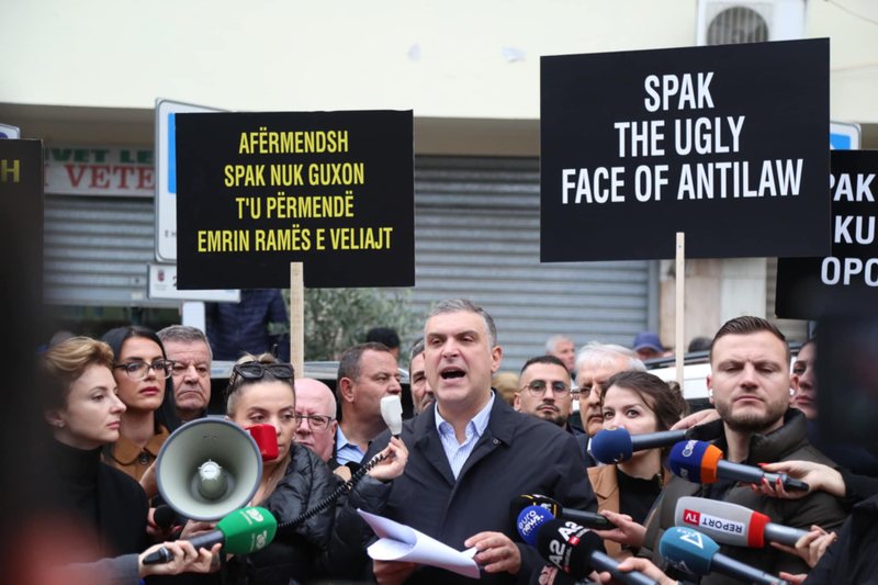 Nuk iu doli njeri në protestën kundër “SPAK”, Blushi: Nuk ka rëndësi, rëndësi kanë mesazhet që dhashë Nuk iu doli njeri në protestën kundër “SPAK”, Blushi: Nuk ka rëndësi, rëndësi kanë mesazhet që dhashë