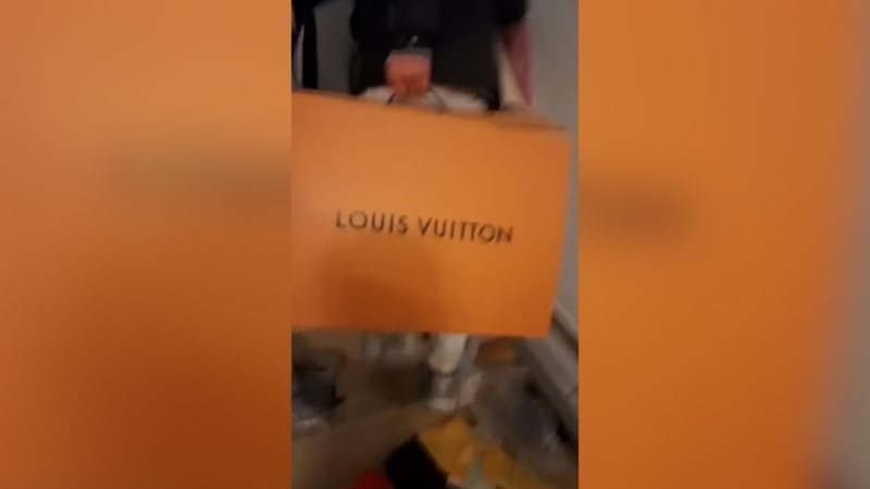 VIDEO/ Rebelë dhe qytetarë në Damask zhveshin pallatin presidencial: Largohen me marka luksi VIDEO/ Rebelë dhe qytetarë në Damask zhveshin pallatin presidencial: Largohen me marka luksi