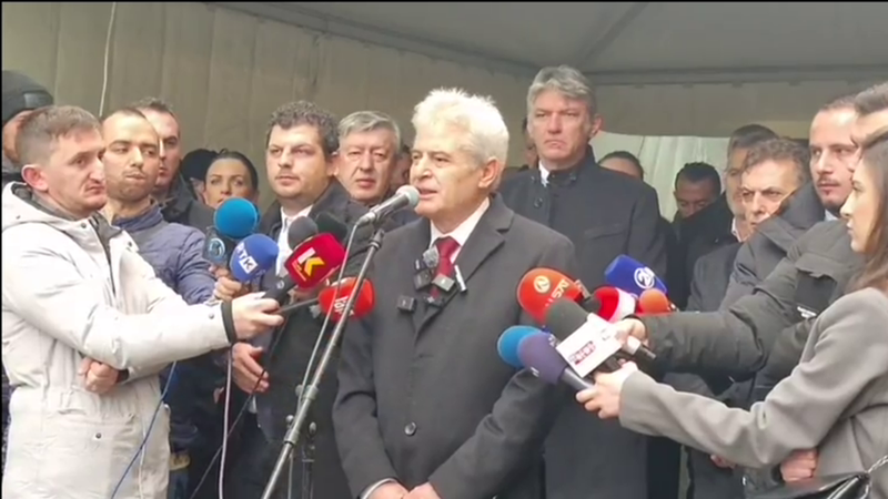 Ali Ahmeti flet para “Kushtetueses”: Nëse hiqni shqipen, do të keni pasoja dhe revolta të mëdha Ali Ahmeti flet para “Kushtetueses”: Nëse hiqni shqipen, do të keni pasoja dhe revolta të mëdha