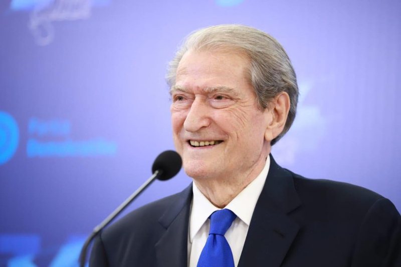 Revolta e analistit: E kthyen Saliun në Madamë Berisha dhe e përkëdhelin Revolta e analistit: E kthyen Saliun në Madamë Berisha dhe e përkëdhelin