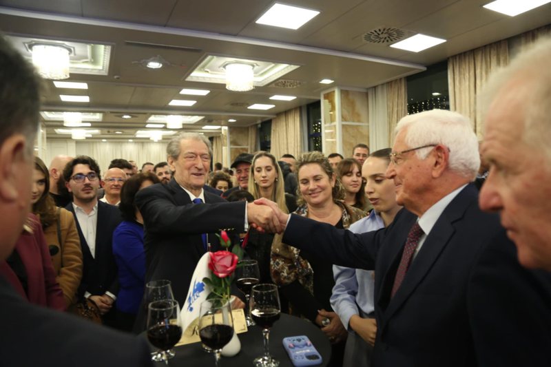 Shikon “themeluesit” e PD në festë! Muli , Zhupa, Bylyku, Boçi,Toçi, Saliu dhe dy të harrua Neritani dhe Pollo! Saliu si trim: Neritan, e di që të kemi rrahur, po ma jep dorën se kohët kanë ndryshuar! Shikon “themeluesit” e PD në festë! Muli , Zhupa, Bylyku, Boçi,Toçi, Saliu dhe dy të harrua Neritani dhe Pollo! Saliu si trim: Neritan, e di që të kemi rrahur, po ma jep dorën se kohët kanë ndryshuar!