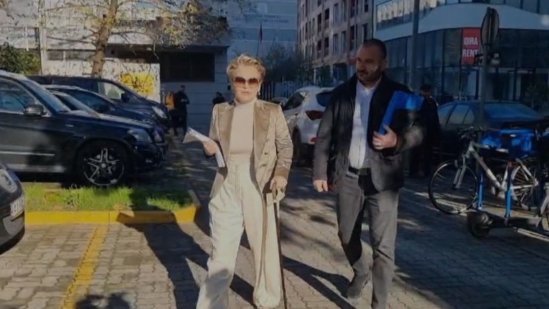 VIDEO/ Monika Kryemadhi paraqitet në SPAK me bastun: Kështu e ka jeta VIDEO/ Monika Kryemadhi paraqitet në SPAK me bastun: Kështu e ka jeta