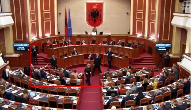 VIDEO/ Revoltohet Mziu, tenton të godasë Shehajn me shishe: Pusho ti o papagall! Na çau tr**in, të q**sha robtVIDEO/ Revoltohet Mziu, tenton të godasë Shehajn me shishe: Pusho ti o papagall! Na çau tr**in, të q**sha robt VIDEO/ Revoltohet Mziu, tenton të godasë Shehajn me shishe: Pusho ti o papagall! Na çau tr**in, të q**sha robtVIDEO/ Revoltohet Mziu, tenton të godasë Shehajn me shishe: Pusho ti o papagall! Na çau tr**in, të q**sha robt