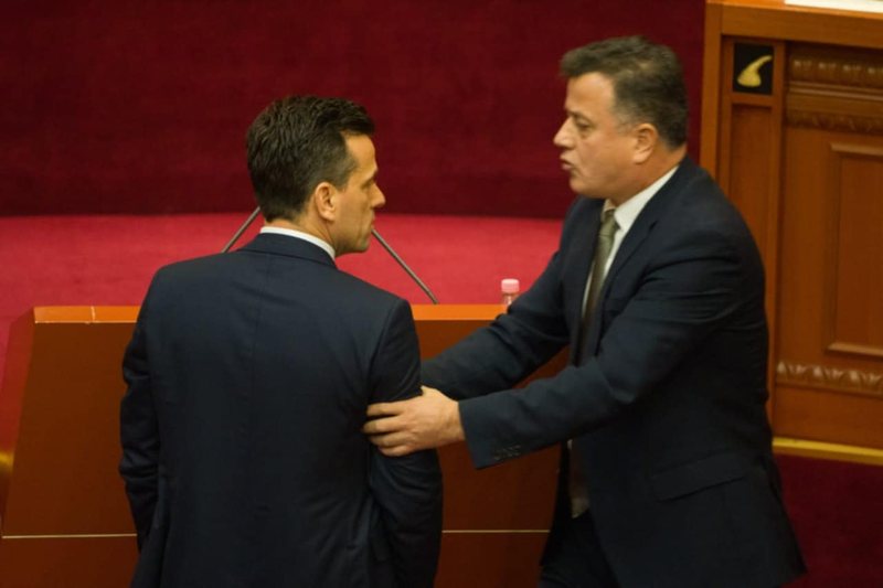 Gazetari-Agron Shehajt: Pyete pak Mul Nokën se kush është Sefer Grishaj Gazetari-Agron Shehajt: Pyete pak Mul Nokën se kush është Sefer Grishaj