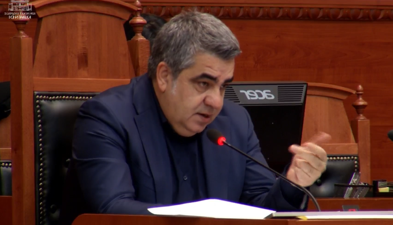 Akuzat për tendera të paracaktuar për miqtë e tij, reagon Blendi Gonxhe: Opozita një javë lakra, pastaj tarator Akuzat për tendera të paracaktuar për miqtë e tij, reagon Blendi Gonxhe: Opozita një javë lakra, pastaj tarator