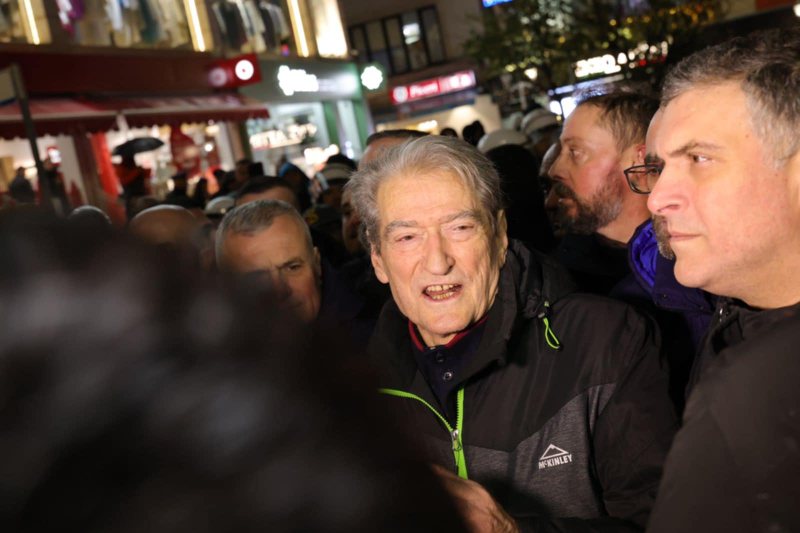 Berisha nuk zgjohet nga ëndrrat, krahason veten me Trump: Masat e sigurisë vetëm sa i shtuan votat presidentit Donald Trump! SPAK ka kryer krim kushtetues, por do paraqitem Berisha nuk zgjohet nga ëndrrat, krahason veten me Trump: Masat e sigurisë vetëm sa i shtuan votat presidentit Donald Trump! SPAK ka kryer krim kushtetues, por do paraqitem