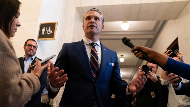 Mes pikëpyetjeve për Pete Hegseth, Trumpi shqyrton emërimin e Ron De Santis si sekretar i Mbrojtjes Mes pikëpyetjeve për Pete Hegseth, Trumpi shqyrton emërimin e Ron De Santis si sekretar i Mbrojtjes