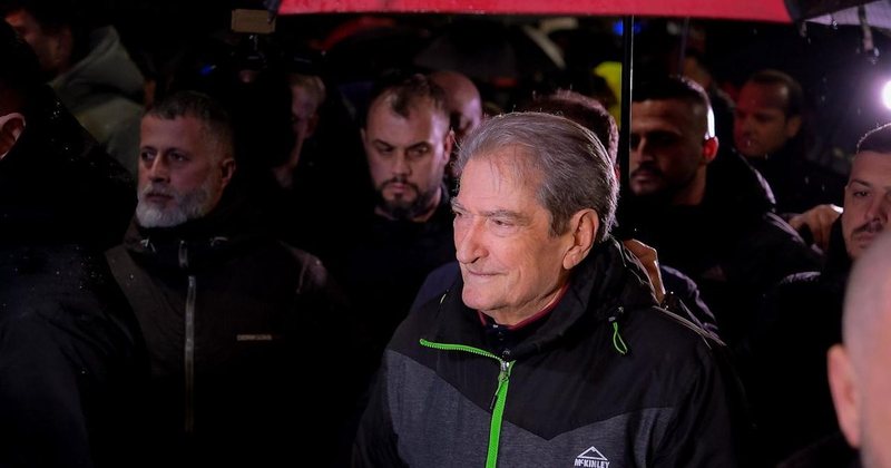 Sa mirë që nuk ishte diell? Saliu si kokërr fasule e sapo mbjellë pas 11 muajsh: Zoti është me ne, na bekoi me këtë shiun sot! Sa mirë që nuk ishte diell? Saliu si kokërr fasule e sapo mbjellë pas 11 muajsh: Zoti është me ne, na bekoi me këtë shiun sot!