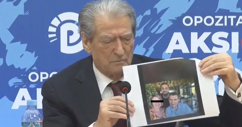 E paprecedentë! Tentativa ordinerësh për të shantazhuar kreun e SPAK: Sali Berisha nxjerr “live” fotografinë e gruas së Altin Dumanit në një festë familjare me të afërmit e saj, mes tyre edhe një punonjës bashkie E paprecedentë! Tentativa ordinerësh për të shantazhuar kreun e SPAK: Sali Berisha nxjerr “live” fotografinë e gruas së Altin Dumanit në një festë familjare me të afërmit e saj, mes tyre edhe një punonjës bashkie