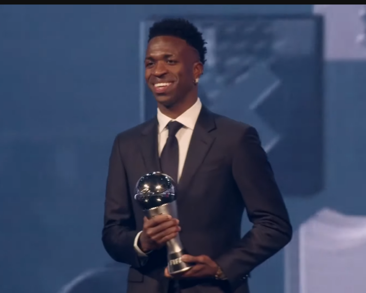 FIFA ndan çmimet: Vinicius Jr shpallet futbollisti më i mirë, njihuni me të gjithë fituesit FIFA ndan çmimet: Vinicius Jr shpallet futbollisti më i mirë, njihuni me të gjithë fituesit