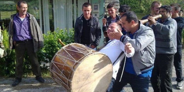 Muli i tërheq vërejtje Xhelalit për lidhje direkte me Trumpin Muli i tërheq vërejtje Xhelalit për lidhje direkte me Trumpin