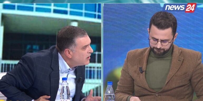 Fyerje publike mes Blushit të Likes dhe kyetarit të “Nisma Thurje”: Grua me mjekër, ti je prindi 2 Aleksi prindi 1! Shabani: Shkoji Metës në “takim special” me minifund apo fustan në vend të Monikës Fyerje publike mes Blushit të Likes dhe kyetarit të “Nisma Thurje”: Grua me mjekër, ti je prindi 2 Aleksi prindi 1! Shabani: Shkoji Metës në “takim special” me minifund apo fustan në vend të Monikës