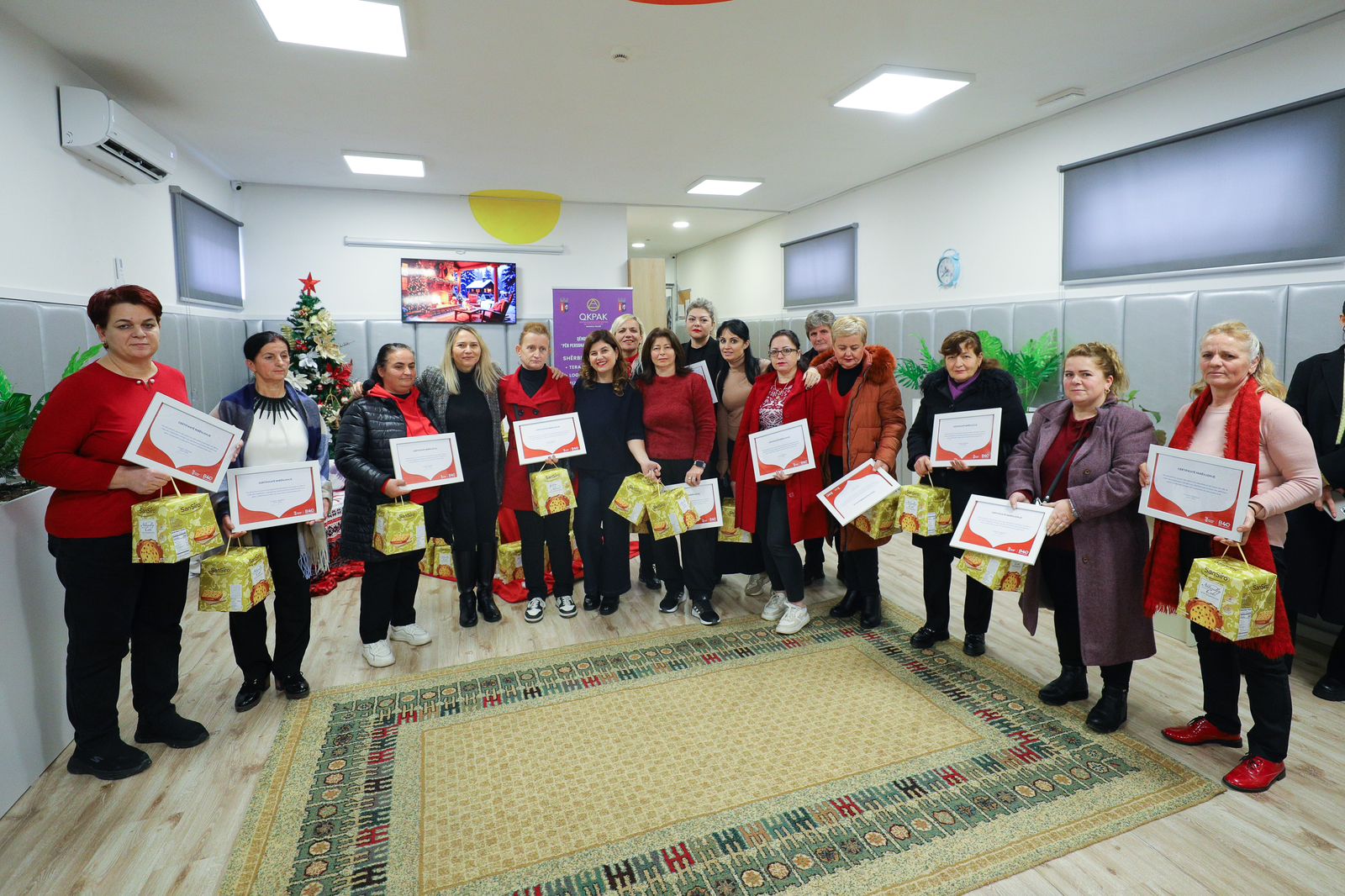 Bashkia e Tiranës sjell ngrohtësi dhe solidaritet për familjet në nevojë gjatë Krishtlindjes Bashkia e Tiranës sjell ngrohtësi dhe solidaritet për familjet në nevojë gjatë Krishtlindjes