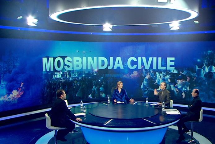 Debat në studion e News 24! Gazetari: A keni përgjegjësi nëse qëllon efektivin?! Baçi flet broçkulla: Mos u merr me mua merret ligji me ne! Debat në studion e News 24! Gazetari: A keni përgjegjësi nëse qëllon efektivin?! Baçi flet broçkulla: Mos u merr me mua merret ligji me ne!