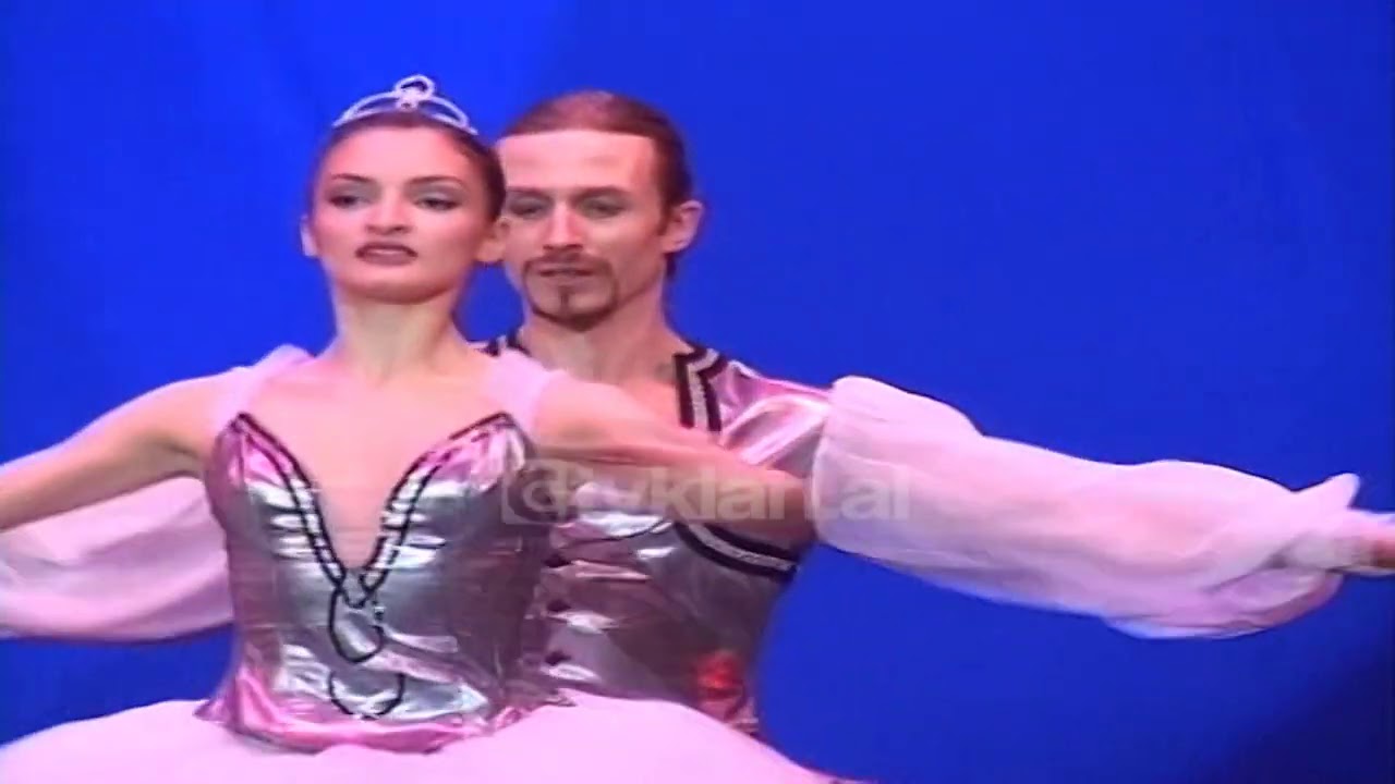 Balerini i njohur shqiptar u hodh nga kati i katër, kalon rrezikun për jetën Balerini i njohur shqiptar u hodh nga kati i katër, kalon rrezikun për jetën