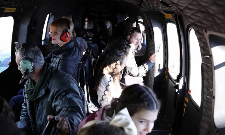 Kryeministri Rama uron me fëmijët dhe Babagjyshin përmes atmosferës nga Baza Ajrore e Farkës: Qetësi shpirtërore në çdo familje Kryeministri Rama uron me fëmijët dhe Babagjyshin përmes atmosferës nga Baza Ajrore e Farkës: Qetësi shpirtërore në çdo familje