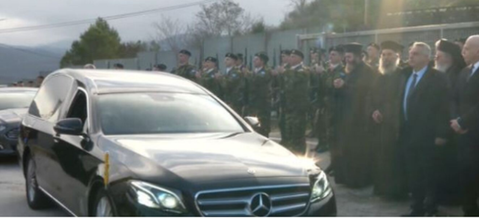 Kortezhi i kryepeshkopit Janullatos mbërrin në Shqipëri, pritet nga dhjetëra qytetarë në Kakavijë Kortezhi i kryepeshkopit Janullatos mbërrin në Shqipëri, pritet nga dhjetëra qytetarë në Kakavijë