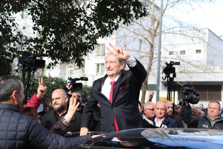 Doktor, prit ta shkrep një foto… Doktor, prit ta shkrep një foto…