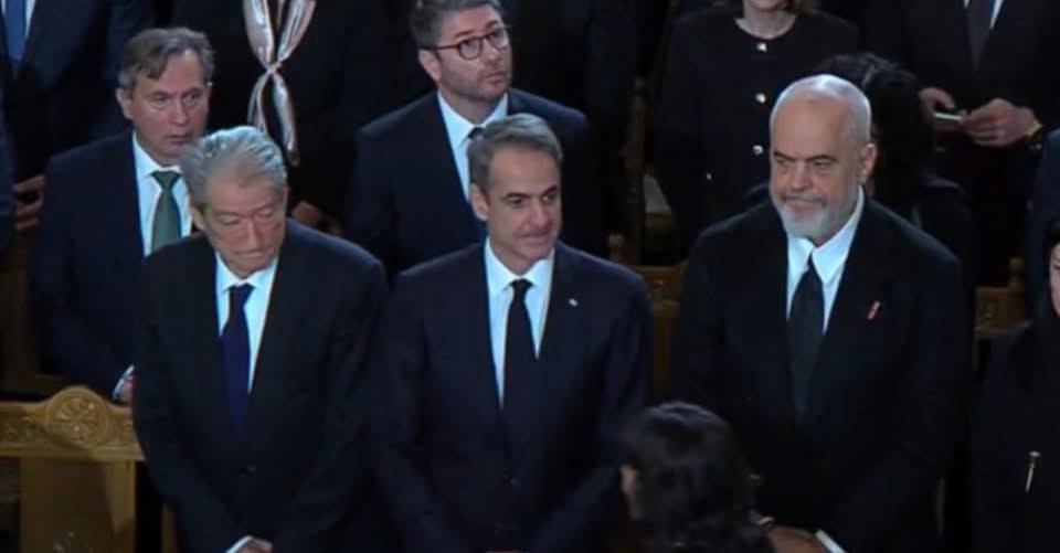 Një foto sa 1000 fjalë! Berisha u zvarrit për t’u rreshtuar krah Ramës dhe Mitsotakis, por kryeministri grek e injoroi Një foto sa 1000 fjalë! Berisha u zvarrit për t’u rreshtuar krah Ramës dhe Mitsotakis, por kryeministri grek e injoroi