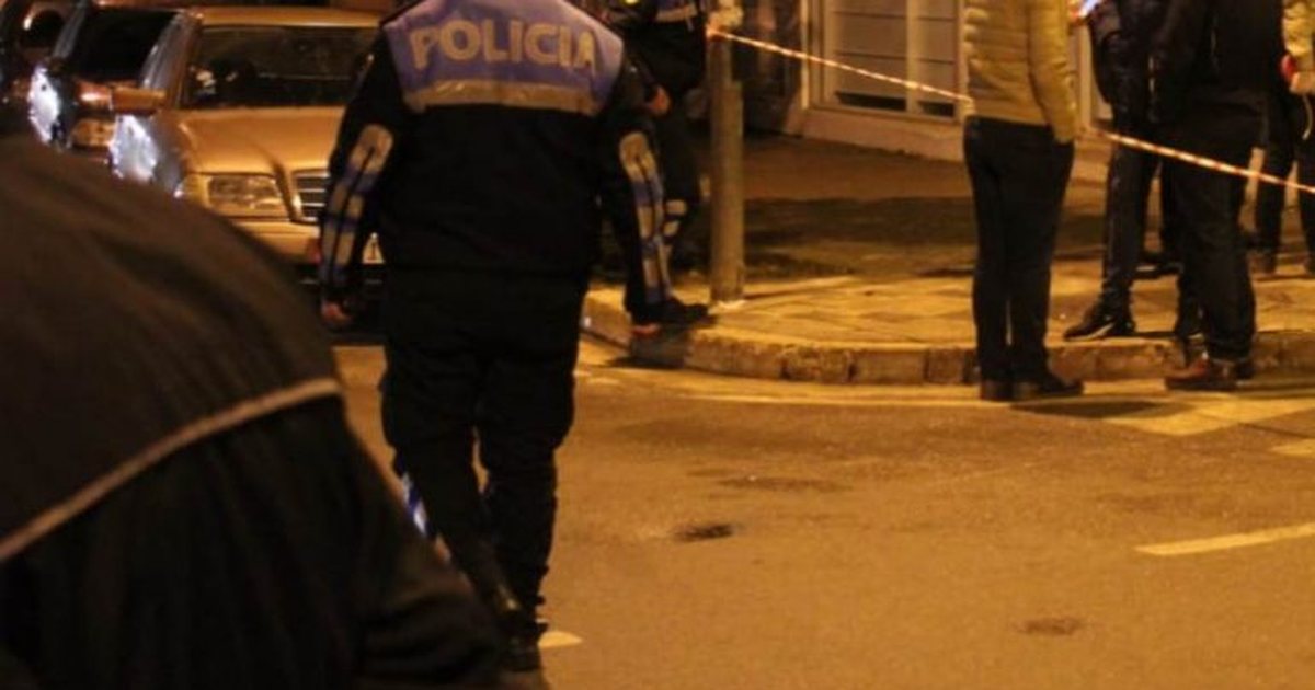 LAJM I FUNDIT/ Bie zjarr në garazhin e një pallati 8 katësh në Tiranë, evakuohen banorët LAJM I FUNDIT/ Bie zjarr në garazhin e një pallati 8 katësh në Tiranë, evakuohen banorët