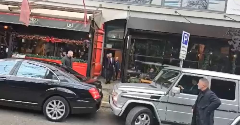 FOTO/ Berisha niset nga banesa drejt SPAK me dy Benza 100 mijë eurosh! Jashtë e presin protestuesit e Mulit FOTO/ Berisha niset nga banesa drejt SPAK me dy Benza 100 mijë eurosh! Jashtë e presin protestuesit e Mulit