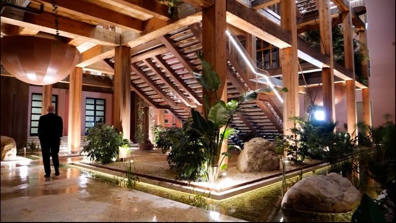 VIDEOLAJM/ Shikoni Parkun Eden! Instalacioni që Rama ndërtoi brenda kryeministrisë! Pamjet për herë të parë VIDEOLAJM/ Shikoni Parkun Eden! Instalacioni që Rama ndërtoi brenda kryeministrisë! Pamjet për herë të parë