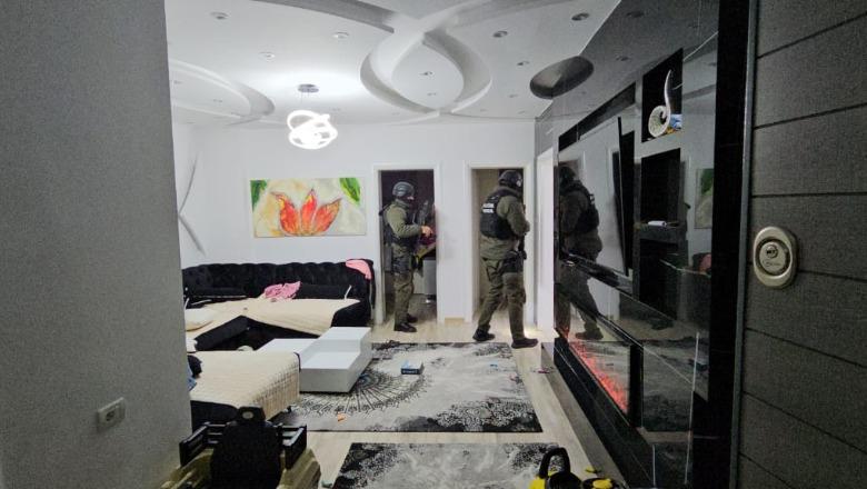 RENEA, forcat Operacionale dhe FNSH operacion në Pogradec: Rrethohet banesa e të kërkuarit për vrasje Erjon Llapushi! Sekuestrohen armë dhe drogë! RENEA, forcat Operacionale dhe FNSH operacion në Pogradec: Rrethohet banesa e të kërkuarit për vrasje Erjon Llapushi! Sekuestrohen armë dhe drogë!