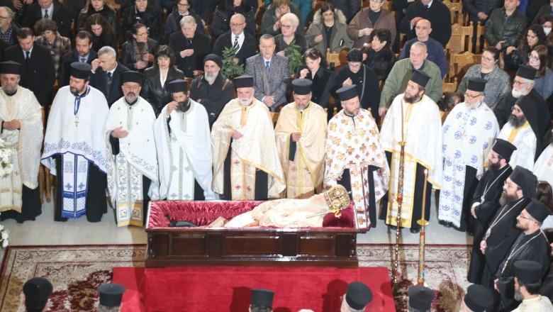 Lamtumira për Kryepeshkopin, mban fjalim edhe mbesa e Anastasit! Në Tiranë figurat më të larta të klerit ortodoks! Ceremonia drejtohet nga Patriarku Bartolomeu Lamtumira për Kryepeshkopin, mban fjalim edhe mbesa e Anastasit! Në Tiranë figurat më të larta të klerit ortodoks! Ceremonia drejtohet nga Patriarku Bartolomeu