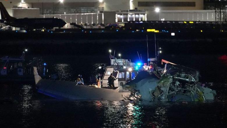 “E shihni aeroplanin? O Zot”! Tragjedia ajrore në Uashington: Zbardhen komunikimet mes pilotëve dhe kontrollorëve të kullës (Video) “E shihni aeroplanin? O Zot”! Tragjedia ajrore në Uashington: Zbardhen komunikimet mes pilotëve dhe kontrollorëve të kullës (Video)