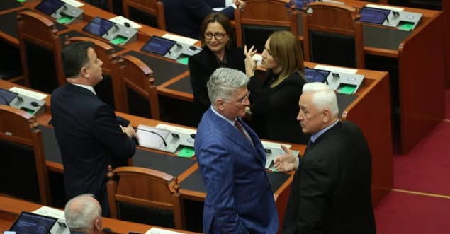 FOTOT/ Flamur, çfarë u bë me revolucionin dhe qeverinë teknike?