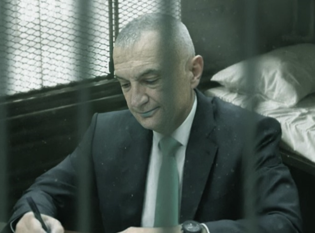 Presidenti po jeton në 12 metra katror Presidenti po jeton në 12 metra katror