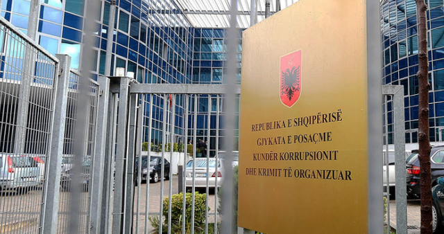Kontrabandë bizhuterish dhe pastrim parash: GJKKO e shkallës së parë merr vendimet për grupin e akuzuar, dënohen 8 persona, një shpallet i pafajshëm Kontrabandë bizhuterish dhe pastrim parash: GJKKO e shkallës së parë merr vendimet për grupin e akuzuar, dënohen 8 persona, një shpallet i pafajshëm