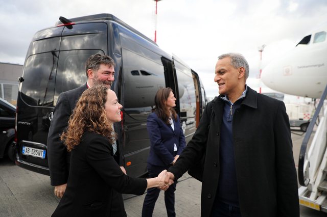 Zëvendës Sekretari amerikan i Shtetit mbërrin në Tiranë, Verma: I ngazëllyer për të punuar për forcimin e demokracisë dhe sigurisë Zëvendës Sekretari amerikan i Shtetit mbërrin në Tiranë, Verma: I ngazëllyer për të punuar për forcimin e demokracisë dhe sigurisë