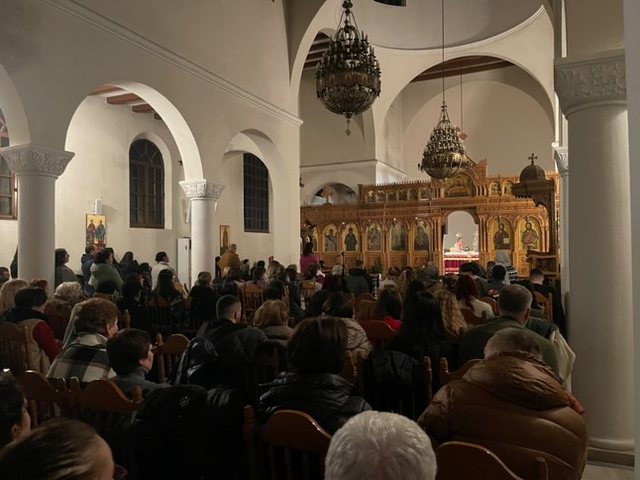 Besimtarët ortodoksë po e gdhijnë me lutje për Kryepeshkopin Anastas në Kishën e Ungjillizimit në Tiranë Besimtarët ortodoksë po e gdhijnë me lutje për Kryepeshkopin Anastas në Kishën e Ungjillizimit në Tiranë