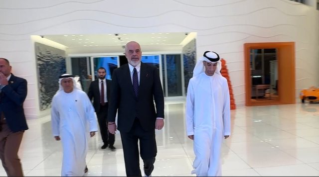 Rama në Abu Dhabi: Nënshkruajmë sot marrëveshje trilaterale për shtrimin e lidhjeve nënujore energjetike me Italinë Rama në Abu Dhabi: Nënshkruajmë sot marrëveshje trilaterale për shtrimin e lidhjeve nënujore energjetike me Italinë