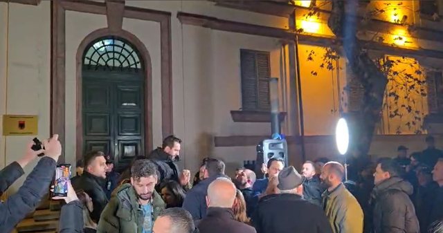 VIDEO/ Adriatik Lapaj dhe Arlind Qori sherr para Ministrisë së Brendshme. Lapaj: Komunistët s’bëhen njerëz! VIDEO/ Adriatik Lapaj dhe Arlind Qori sherr para Ministrisë së Brendshme. Lapaj: Komunistët s’bëhen njerëz!