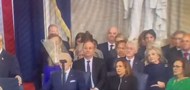 VIDEO/ Hillary Clinton rrëmben vëmendjen gjatë fjalimit të Trump, nuk mban do të qeshurën gjatë deklaratës së presidentit për Gjirin e Meksikës VIDEO/ Hillary Clinton rrëmben vëmendjen gjatë fjalimit të Trump, nuk mban do të qeshurën gjatë deklaratës së presidentit për Gjirin e Meksikës