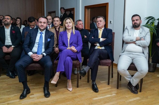 Deputetja e PD mahnitet nga biografia e ish presidentit komunist Alijev…i ngjan Saliut Deputetja e PD mahnitet nga biografia e ish presidentit komunist Alijev…i ngjan Saliut