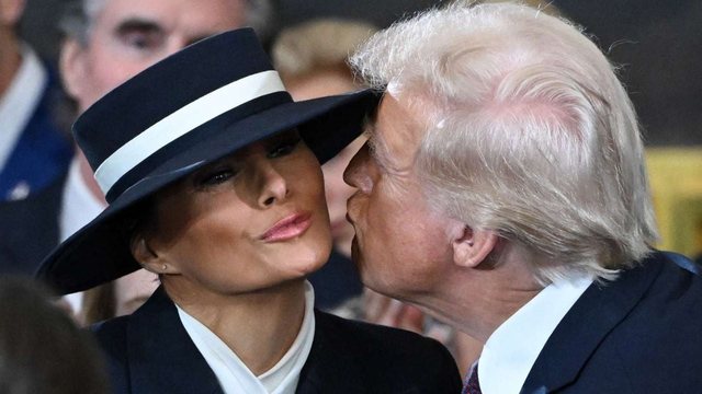 Momenti i sikletshëm: Donald Trump nuk ia del të puthë Melanian gjatë ceremonisë së inaugurimit Momenti i sikletshëm: Donald Trump nuk ia del të puthë Melanian gjatë ceremonisë së inaugurimit
