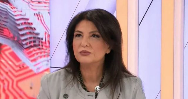 Jozefina nxjerr “kthetrat”: Tani do më shohin. Kam provuar kallashin në kokë për 20 minuta unë! Jozefina nxjerr “kthetrat”: Tani do më shohin. Kam provuar kallashin në kokë për 20 minuta unë!