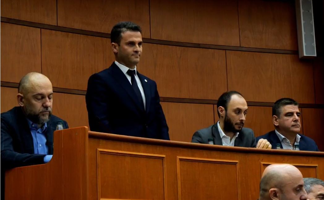 Mblidhet Këshilli Bashkiak, betohet anëtari më i ri i komunitetit rom! Veliaj: Do rishikojmë edhe buxhetin! Tiranës i duhet stadiumi i rijetëzuar, jo i epokës ish-Sovjetike Mblidhet Këshilli Bashkiak, betohet anëtari më i ri i komunitetit rom! Veliaj: Do rishikojmë edhe buxhetin! Tiranës i duhet stadiumi i rijetëzuar, jo i epokës ish-Sovjetike