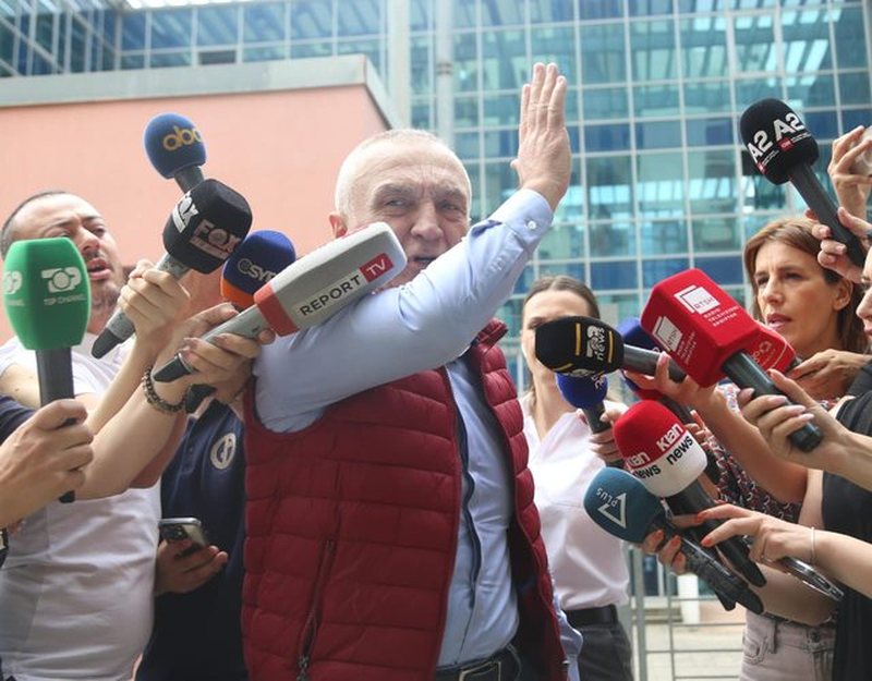 Do merret në pyetje nga SPAK nesër, Meta reagon nga burgu: Do t’i marr unë në pyetje, organizata kriminale firmosi rrëmbimin tim të paligjshëm Do merret në pyetje nga SPAK nesër, Meta reagon nga burgu: Do t’i marr unë në pyetje, organizata kriminale firmosi rrëmbimin tim të paligjshëm