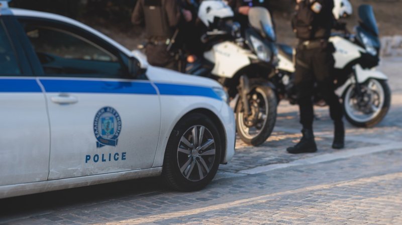 Detaje nga plagosja me armë zjarri e 15-vjeçarit shqiptar në Greqi, autori e qëlloi brenda banesës dhe e tërhoqi deri në rrugë Detaje nga plagosja me armë zjarri e 15-vjeçarit shqiptar në Greqi, autori e qëlloi brenda banesës dhe e tërhoqi deri në rrugë