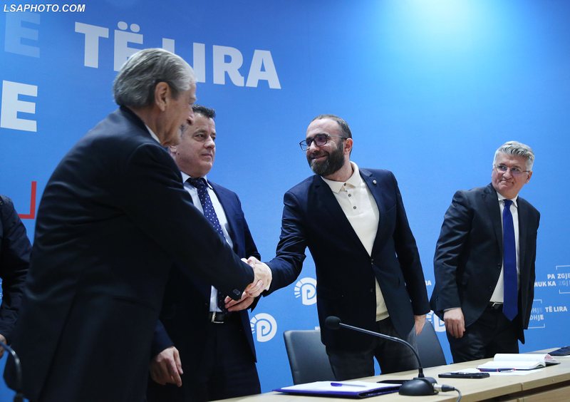 VIDEO/ Pushtët e politikës! Nëse Berisha është kryetar i PD dhe kandidat për kryeministër në 2025, unë largohem nga politika… por po i lëpijnë prap*nicën VIDEO/ Pushtët e politikës! Nëse Berisha është kryetar i PD dhe kandidat për kryeministër në 2025, unë largohem nga politika… por po i lëpijnë prap*nicën